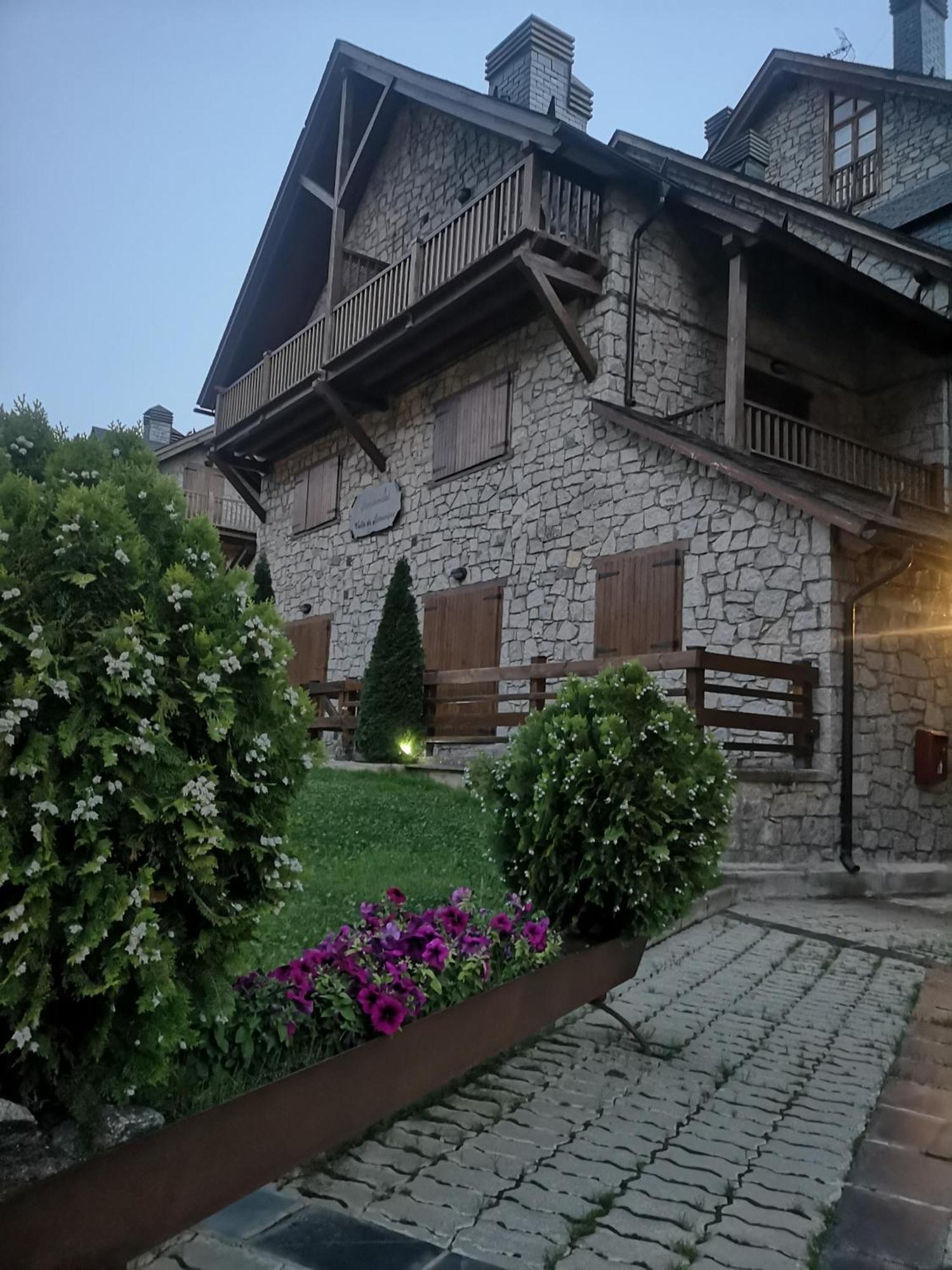Residencial Valle De Benasque Exterior foto